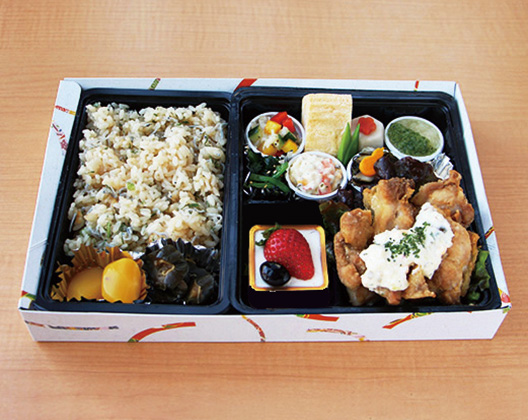 国産鳥唐揚げタルタルソースと季節のおかず