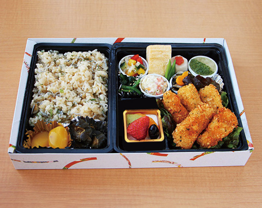 白身魚チーズハーブ揚げと季節のおかず
