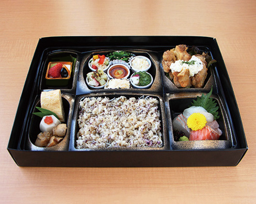 国産鳥唐揚げタルタルソースと季節のおかず